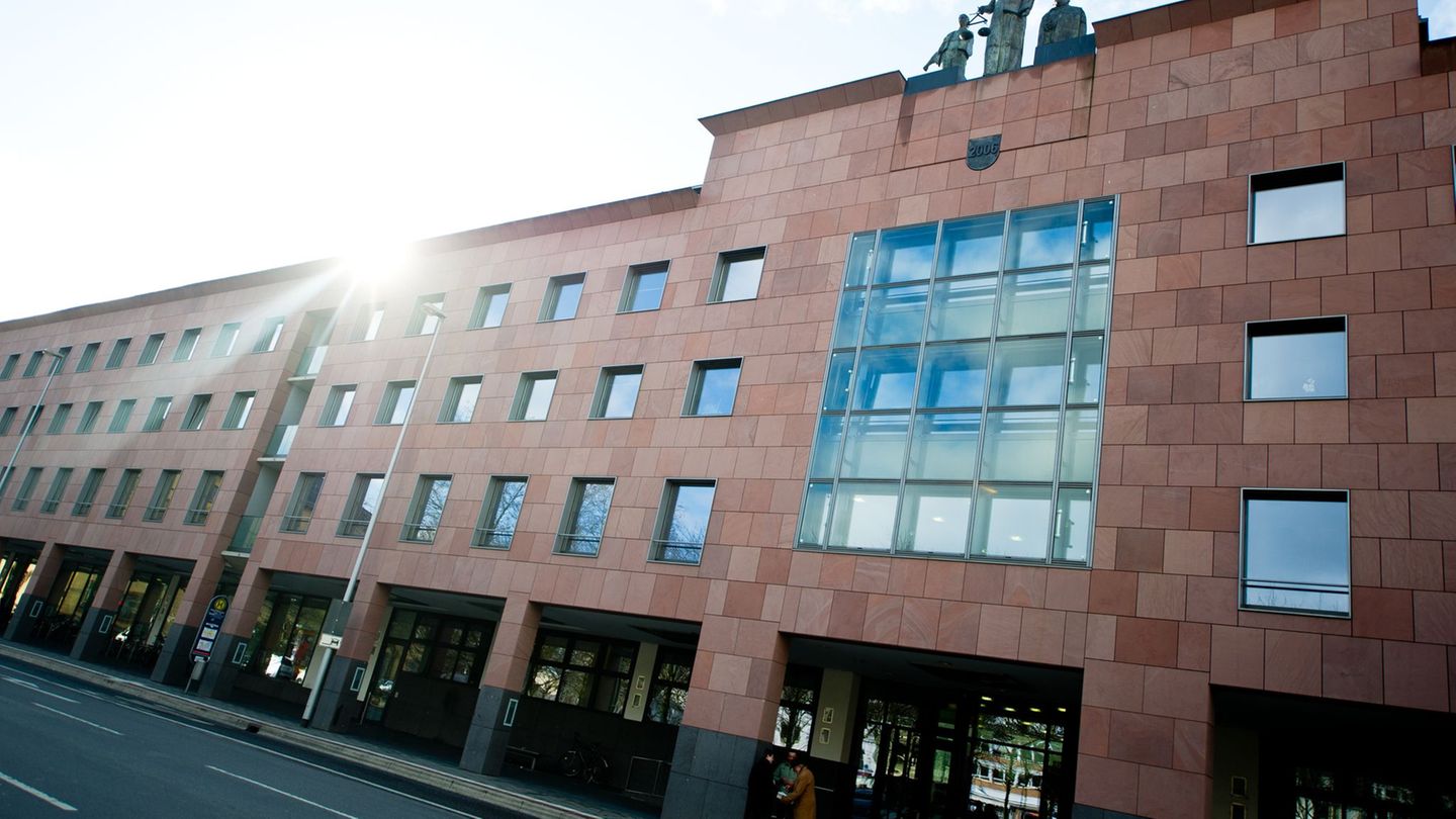 Vor Gericht: Mordprozess: Ehefrau im Beisein der Kinder erstochen?