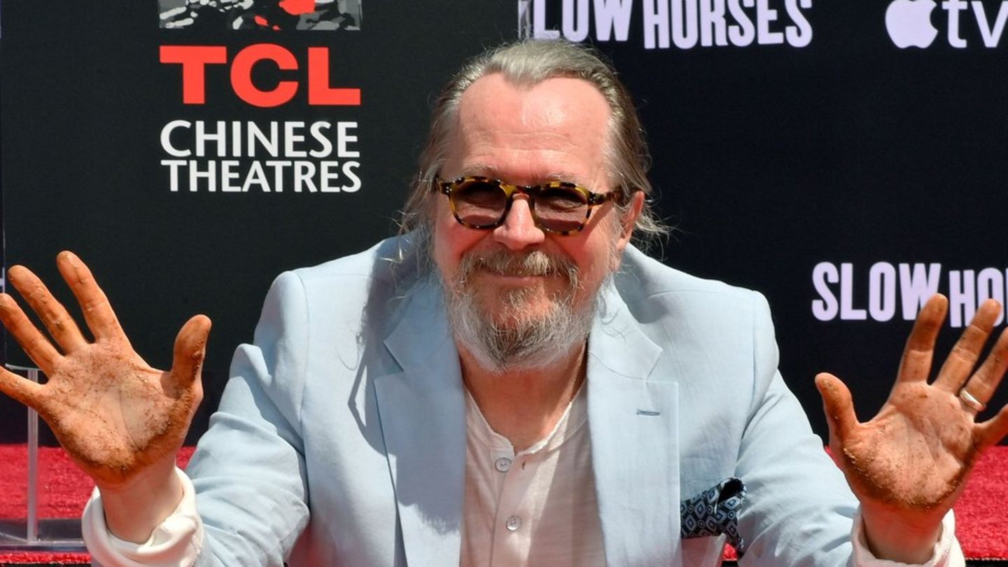 Traditionelle Zeremonie: Gary Oldman verewigt sich im Hollywood-Zement