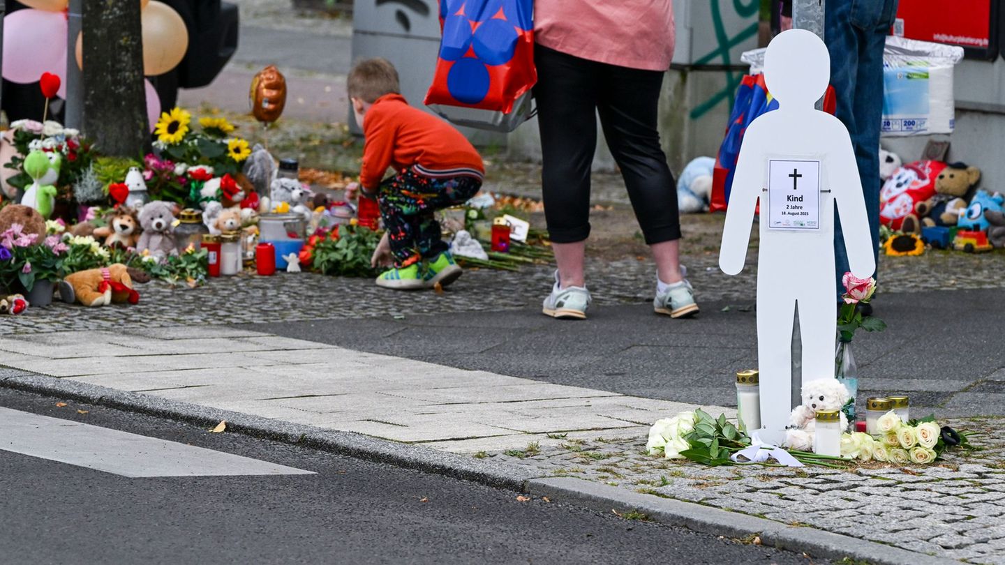 Tödlicher Unfall: Mahnwache an Zebrastreifen nach Tod von Zweijährigem