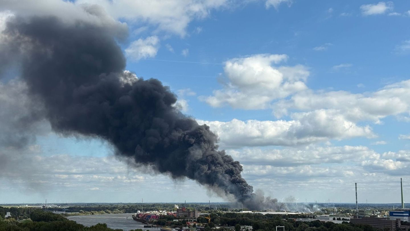 Notfälle: Hunderte Feuerwehrleute löschen Großbrand in Hamburg