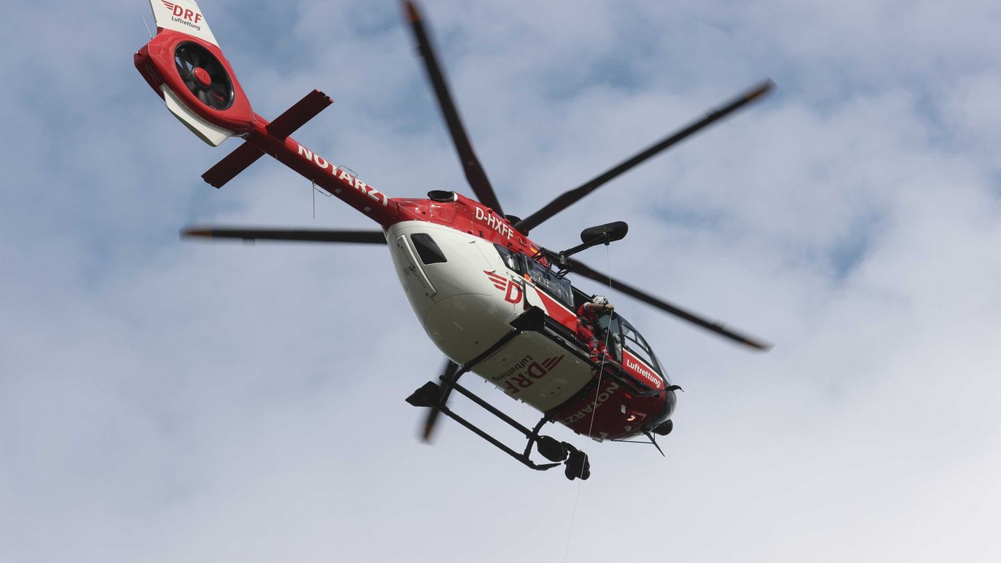 Rettungshubschrauber-Einsatz: Fahrer kracht in Gegenverkehr – lebensbedrohlich verletzt