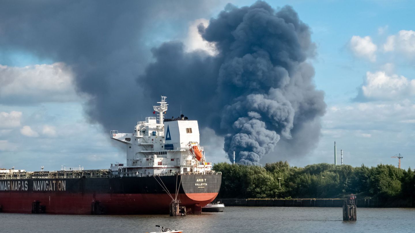 Großbrand: Feuerwehr: Drei Verletzte bei Feuer im Hamburger Hafen