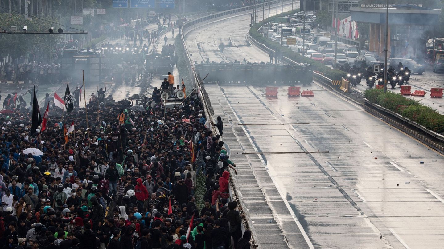 Zusammenstöße mit der Polizei: Indonesien: Massenproteste gegen Luxus-Zulagen für Politiker