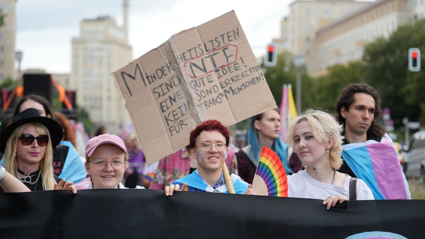 300 Teilnehmer: „Inta* Pride Berlin 2025“ zieht mit Musik durch Berlin