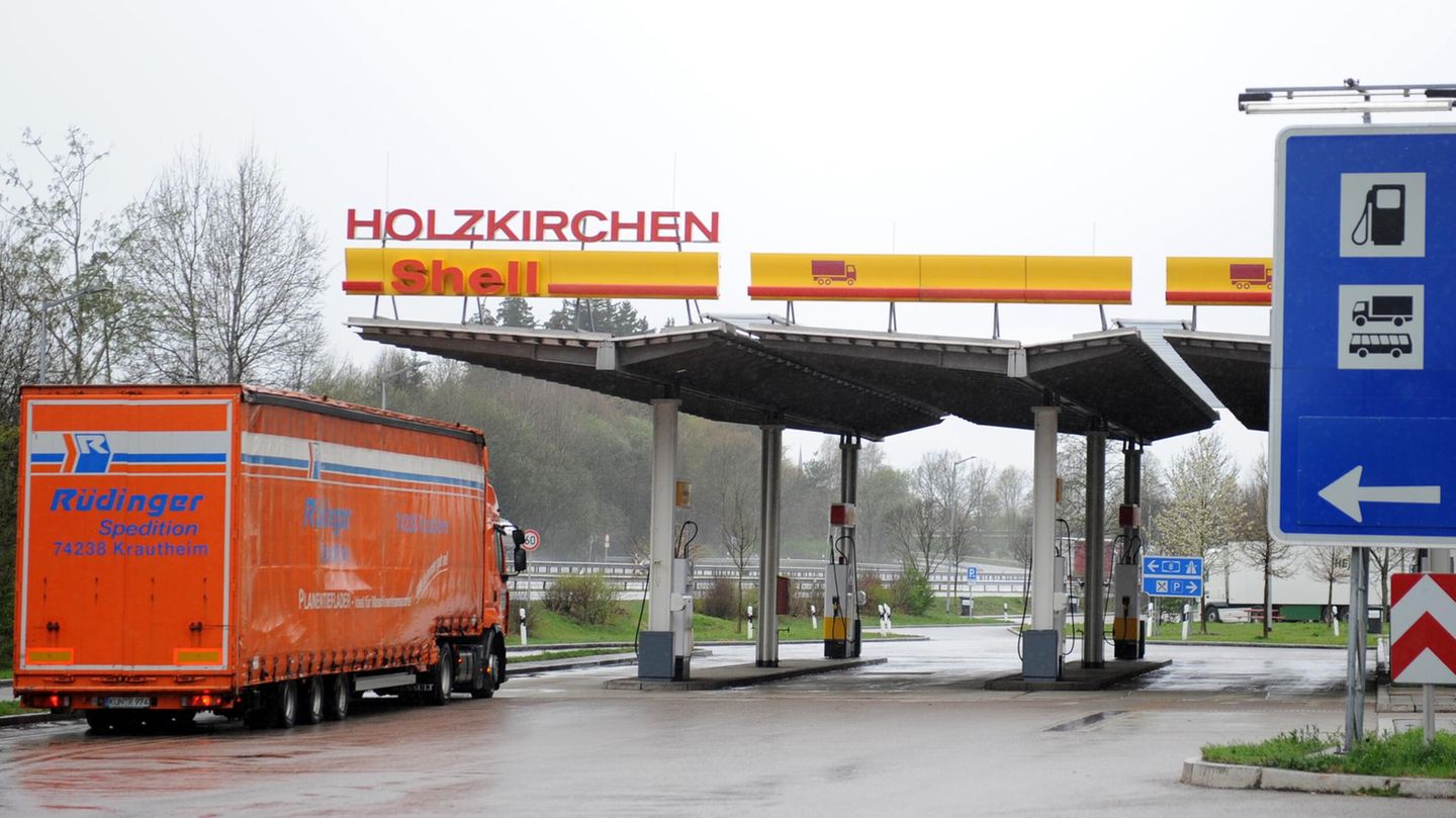 Leerer Rücksitz: Eltern vergessen Kind an Autobahnraststätte – es bleibt „entspannt“