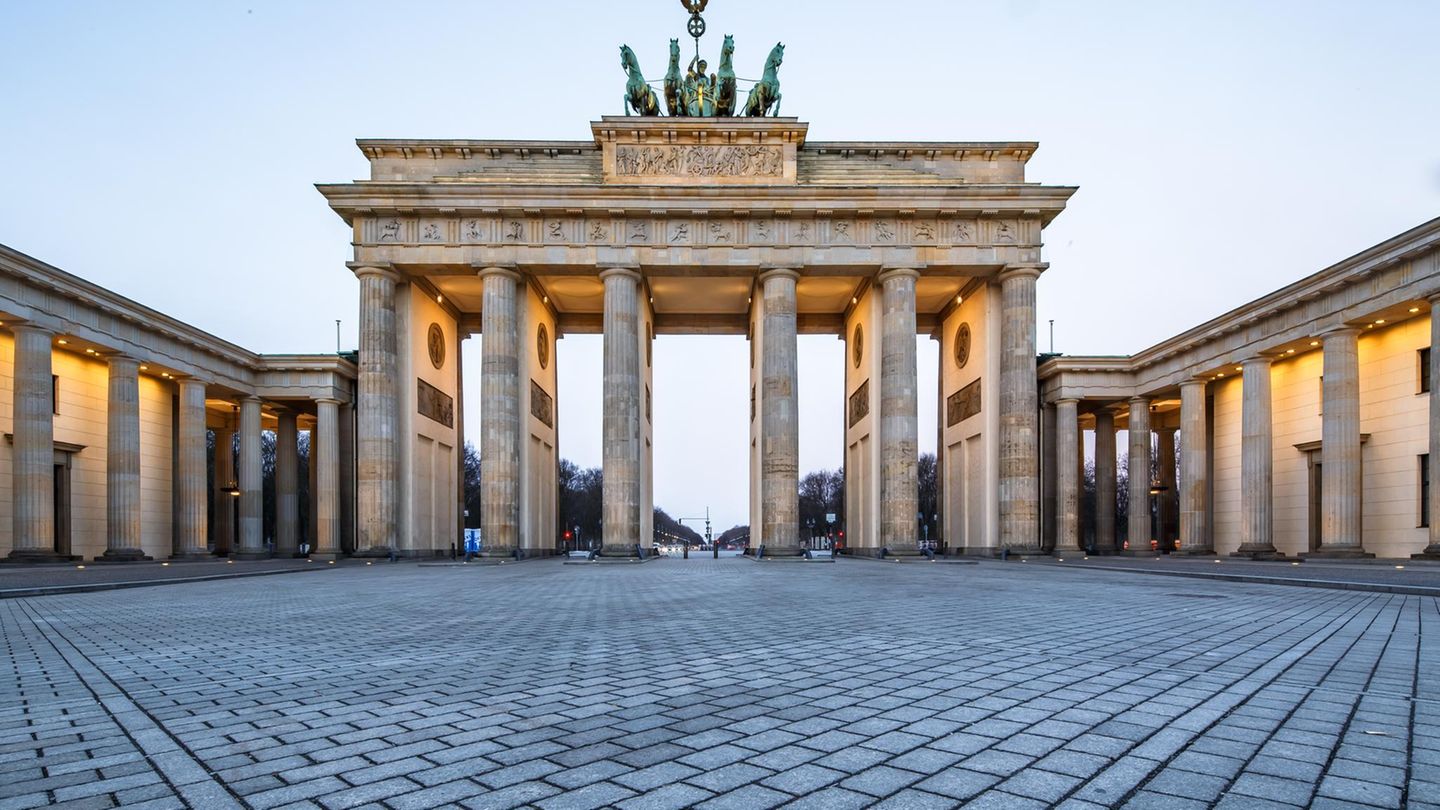 Wahrzeichen in Berlin: Schmiererei am Brandenburger Tor: Ein Wort gibt Rätsel auf