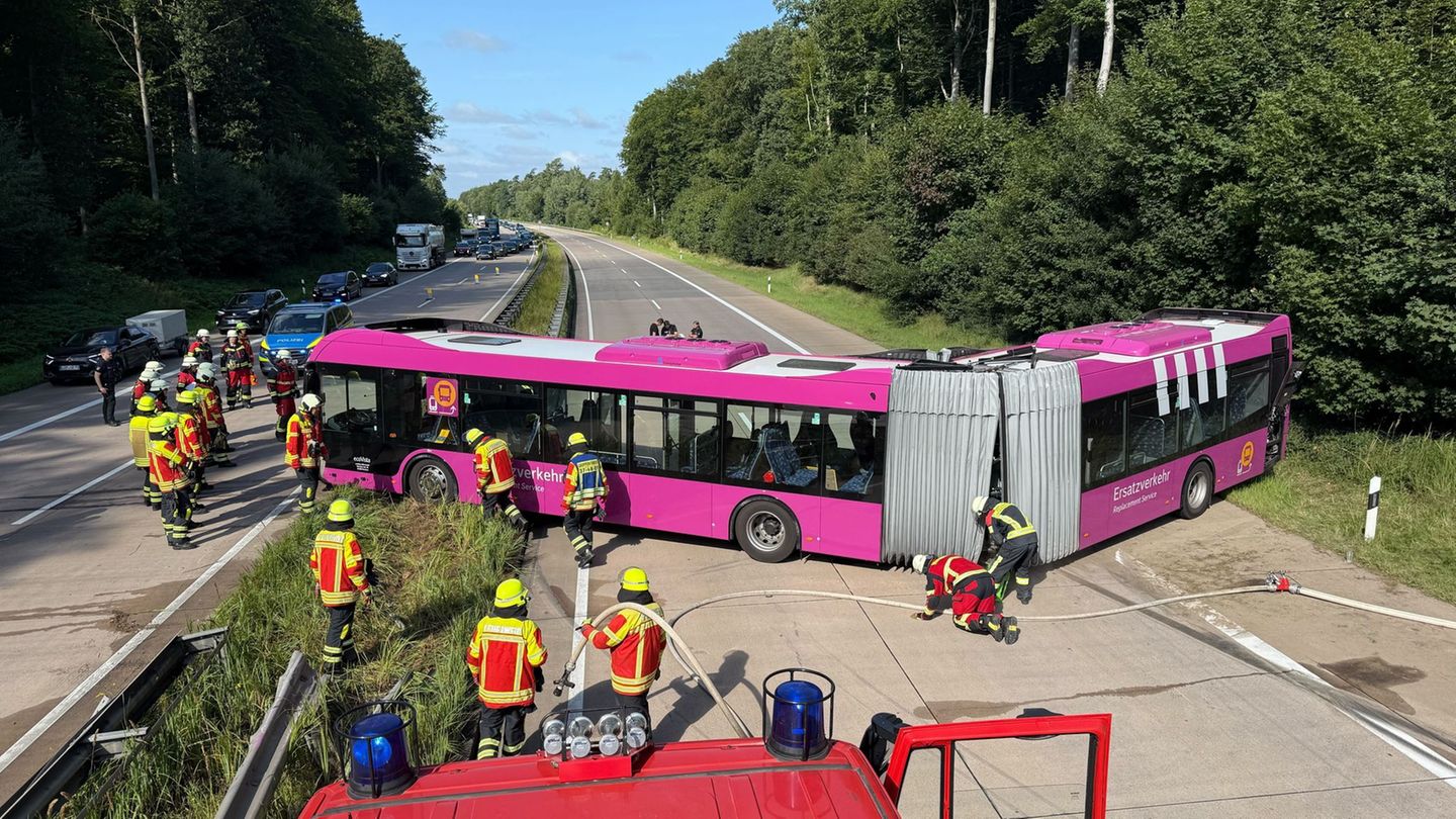 Unfall: Vier Verletzte bei Busunfall auf A24