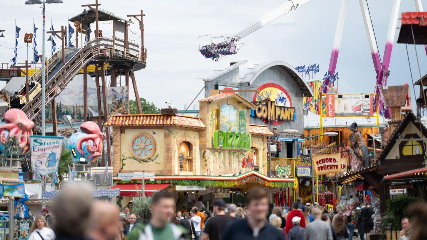 Cranger Kirmes: Teil von Fahrgeschäft-Gondel fällt auf Besucher und verletzt ihn