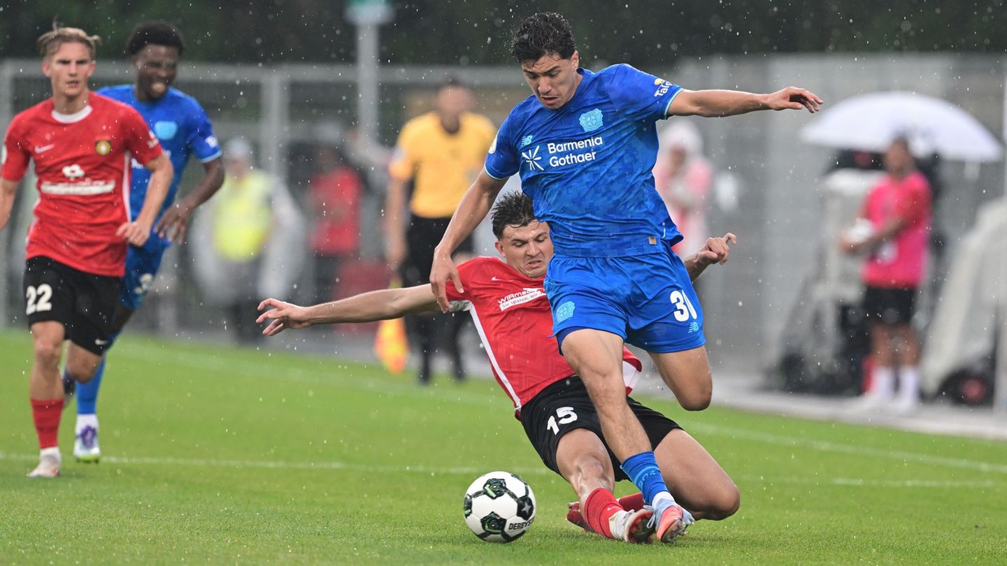 DFB-Pokal: Spiel unterbrochen: Gewitter stoppt ten Hag und Leverkusen