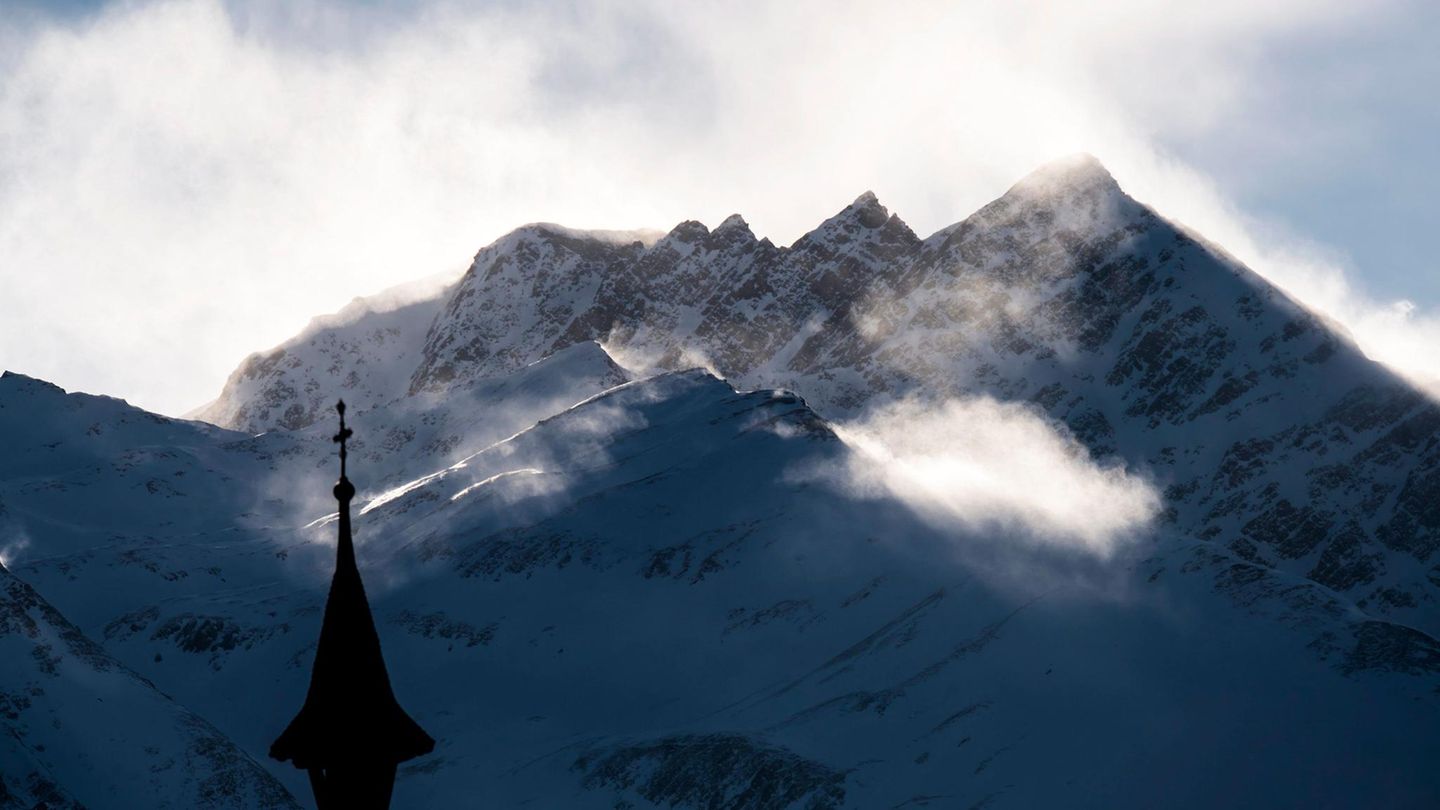 Schweiz: Deutsche Bergsteiger hängen in 4000 Metern Höhe fest