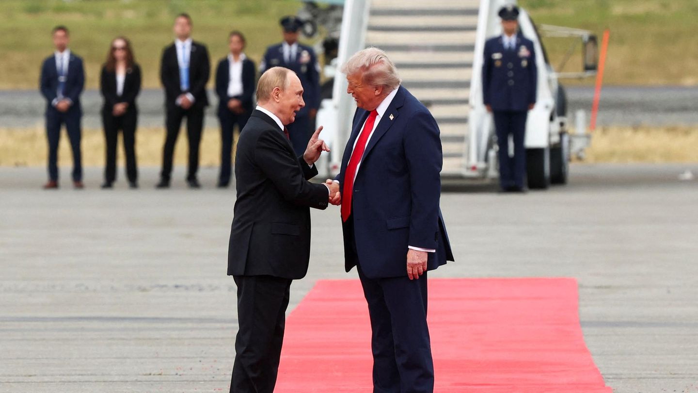 Trump-Putin-Gipfel: Als Putin landet, begrüßt Trump ihn wie einen heimgekehrten Kriegshelden