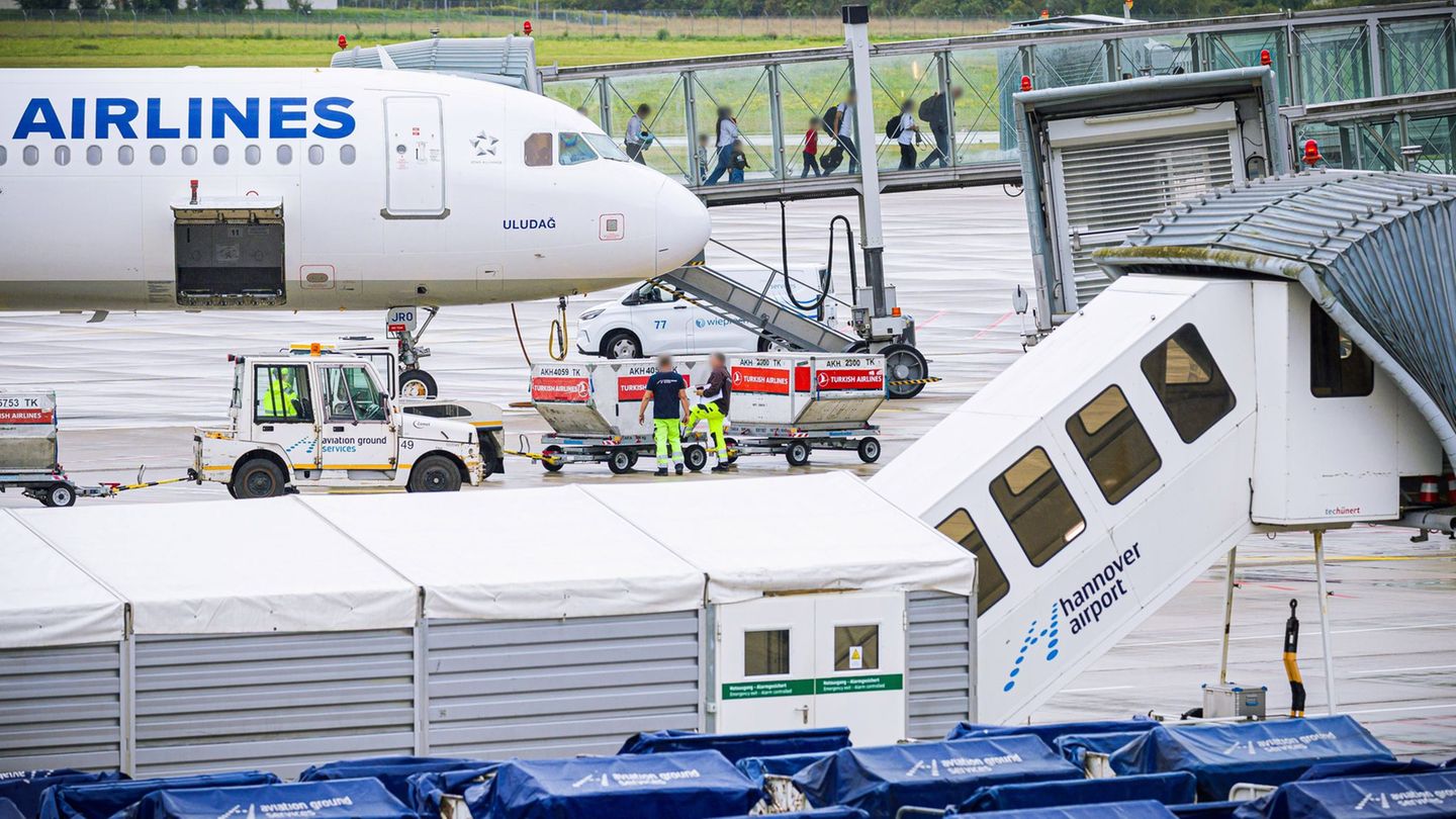 Aufnahmeprogramm: Flug mit über 40 Afghanen in Deutschland gelandet