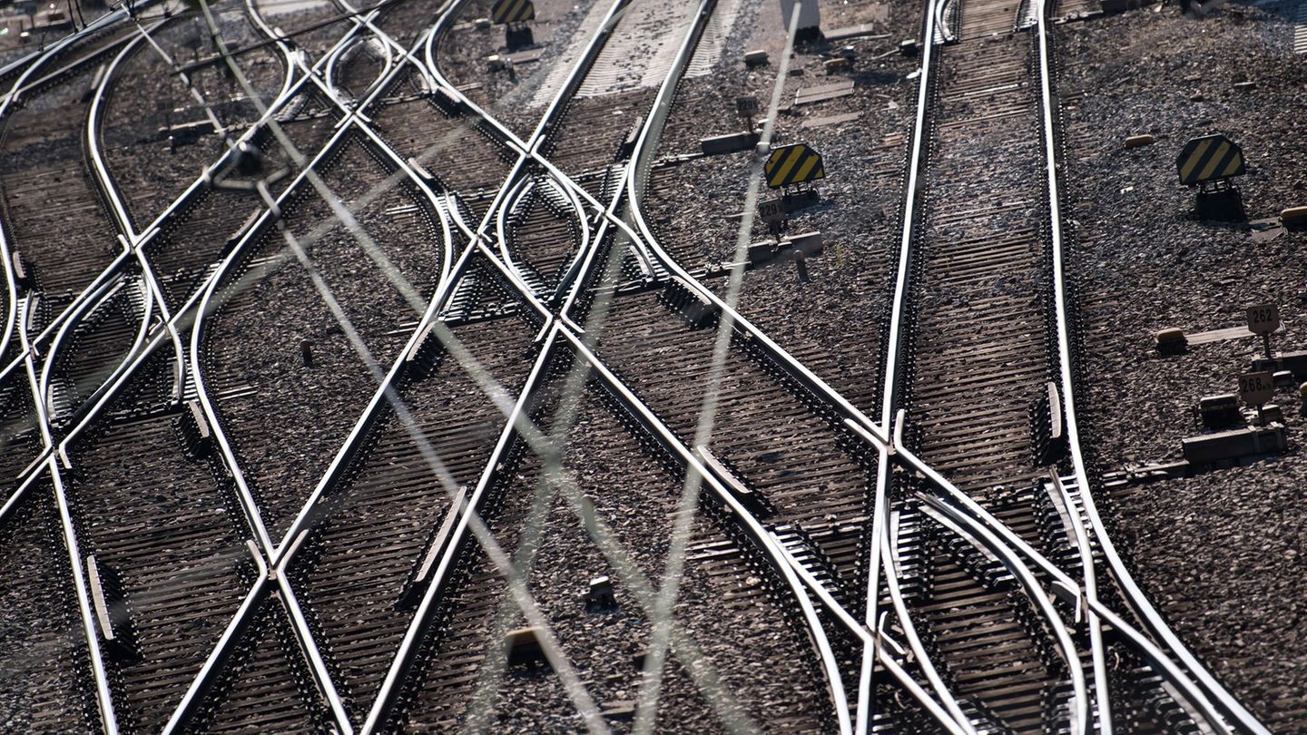 Oberpfalz: Zug springt wegen Schienenbruch kurzzeitig aus den Gleisen