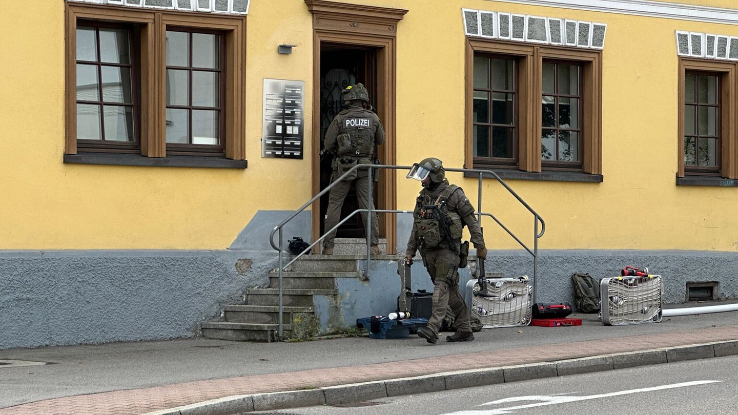 Blaulicht: SEK holt bewaffneten Mann aus Wohnung – Haus geräumt