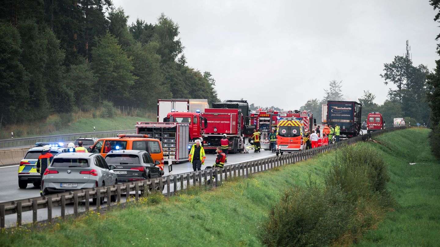 Feuerwehreinsatz: Vollsperrung wegen Lastwagenbrands auf der Autobahn 9
