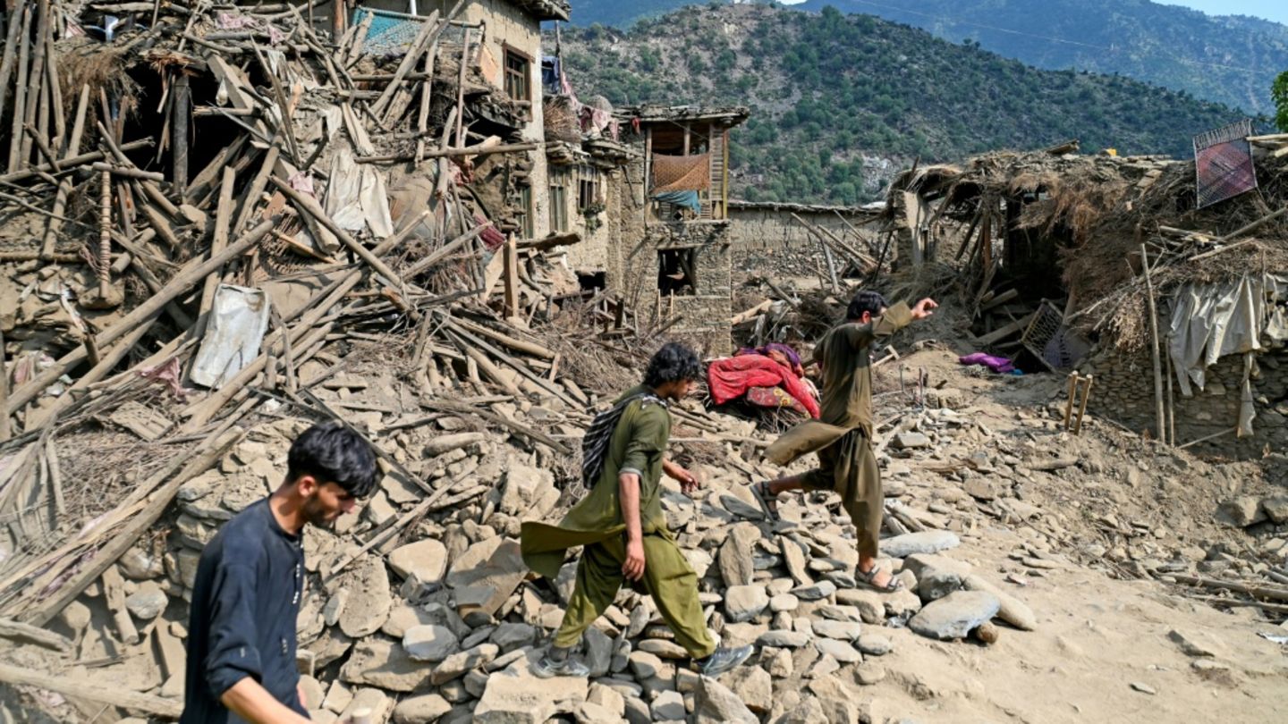 Erdbeben in Afghanistan: Einsatzkräfte suchen fieberhaft nach Verschütteten