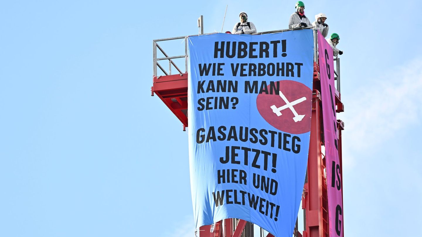 Umstrittene Gasförderung: Aktivisten protestieren an Gasbohrturm in Reichling