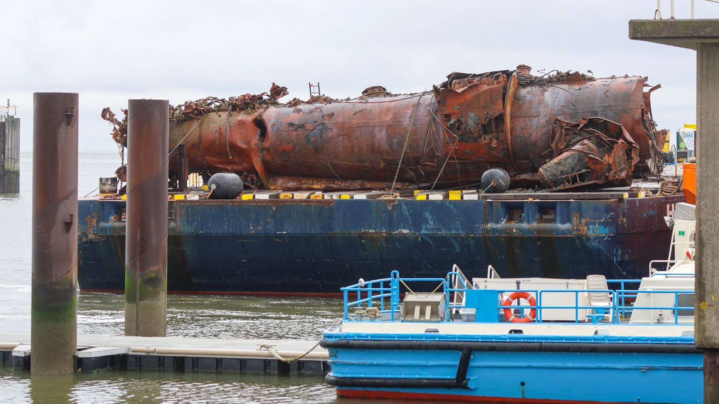 Spektakulärer Aktion: Zweite Hälfte von U-Boot aus Kaiserzeit auf dem Trockenen
