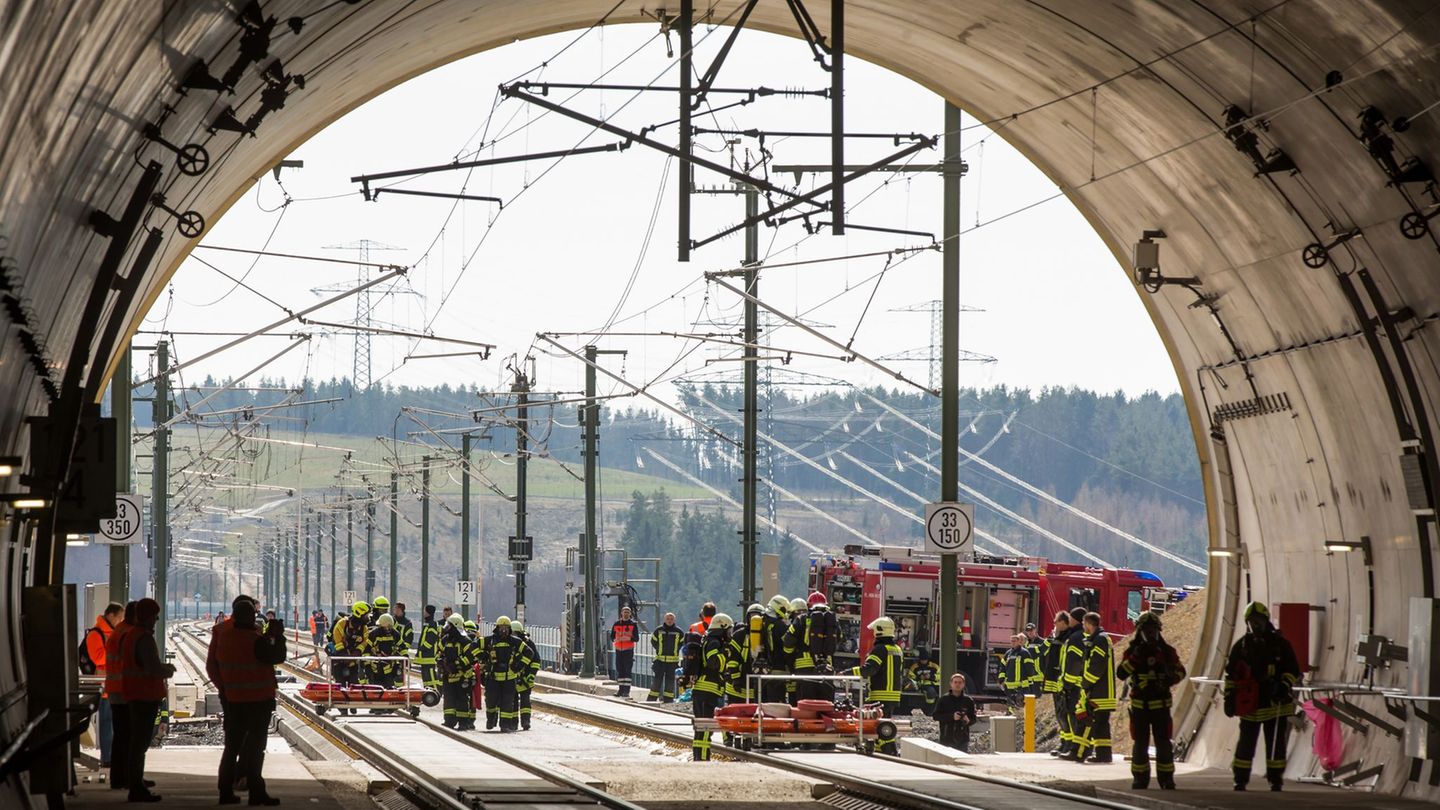 Notfallübung: Großübung mit mehr als 200 Einsatzkräften im ICE-Tunnel