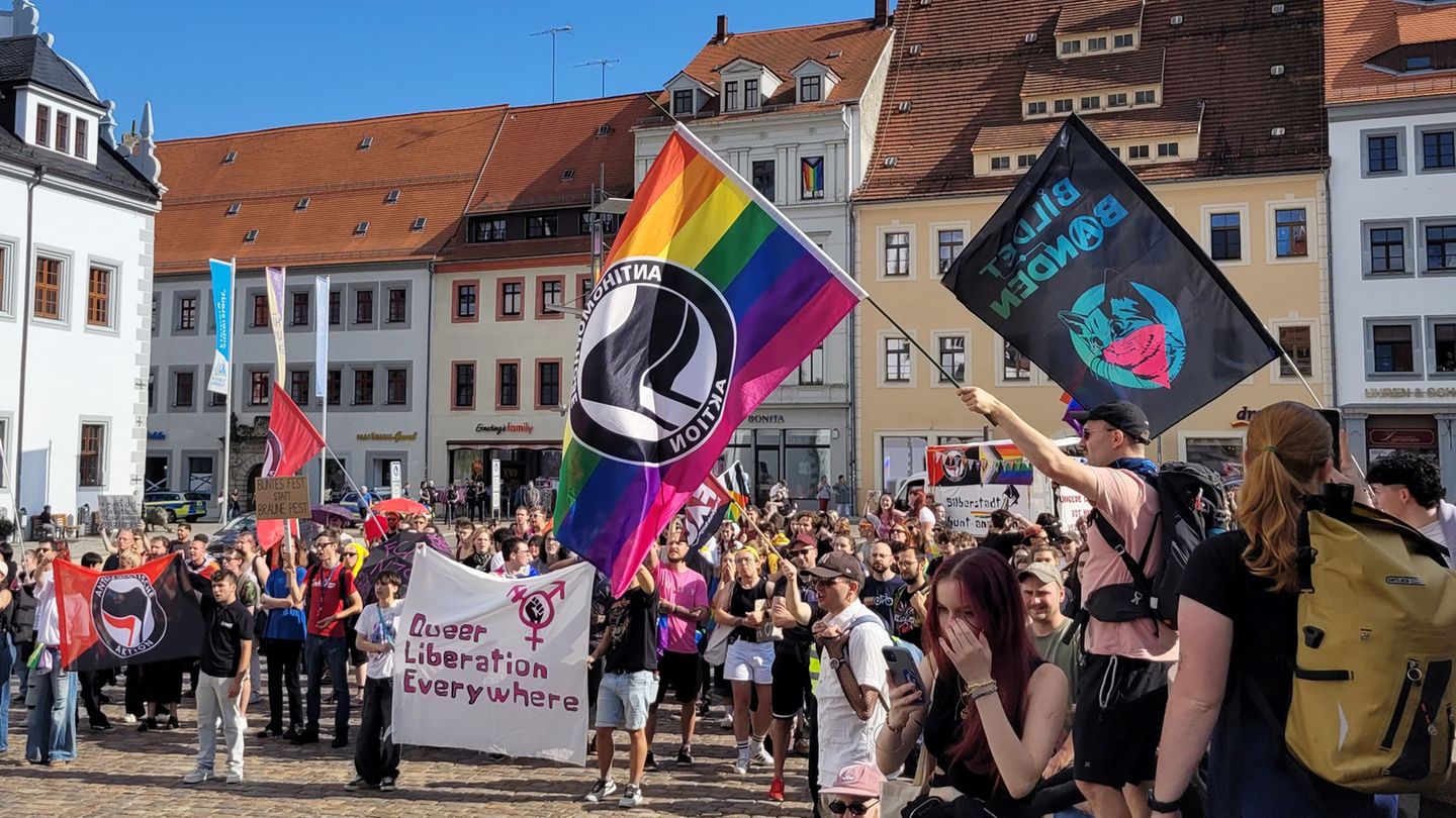 Demonstration: Hunderte bei Christopher Street Day in Freiberg und Zittau
