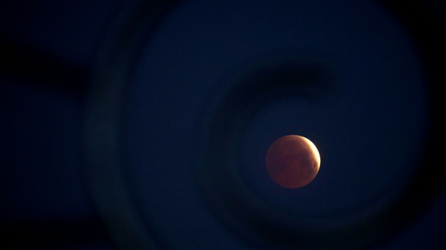 Totale Mondfinsternis am Sonntag am Abendhimmel sichtbar