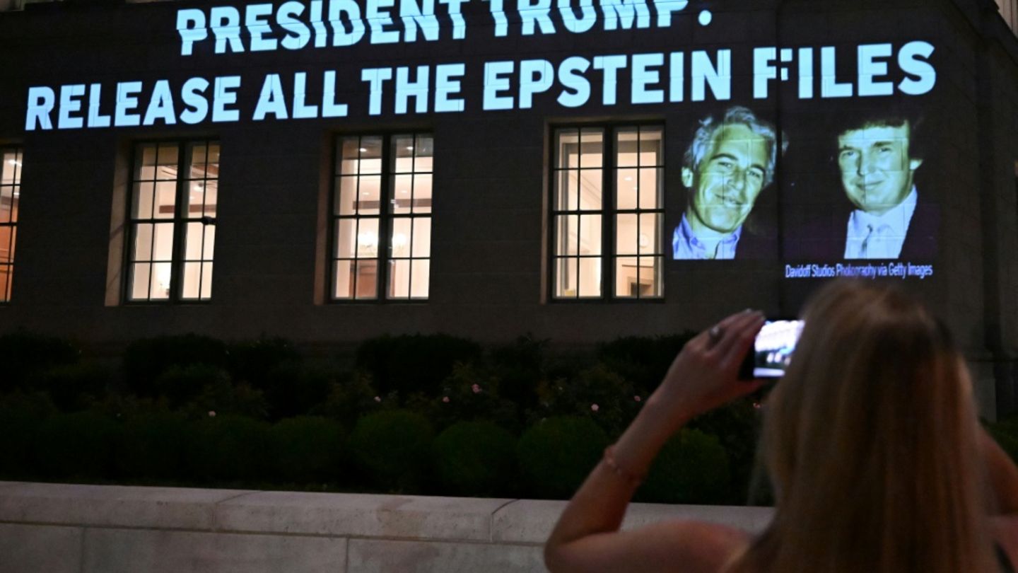 Demokraten veröffentlichen mutmaßlichen Trump-Brief an Sexualstraftäter Epstein