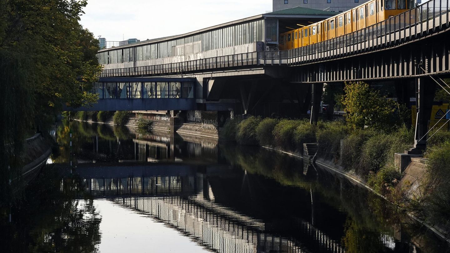 Kreuzberg: Person aus Landwehrkanal gerettet