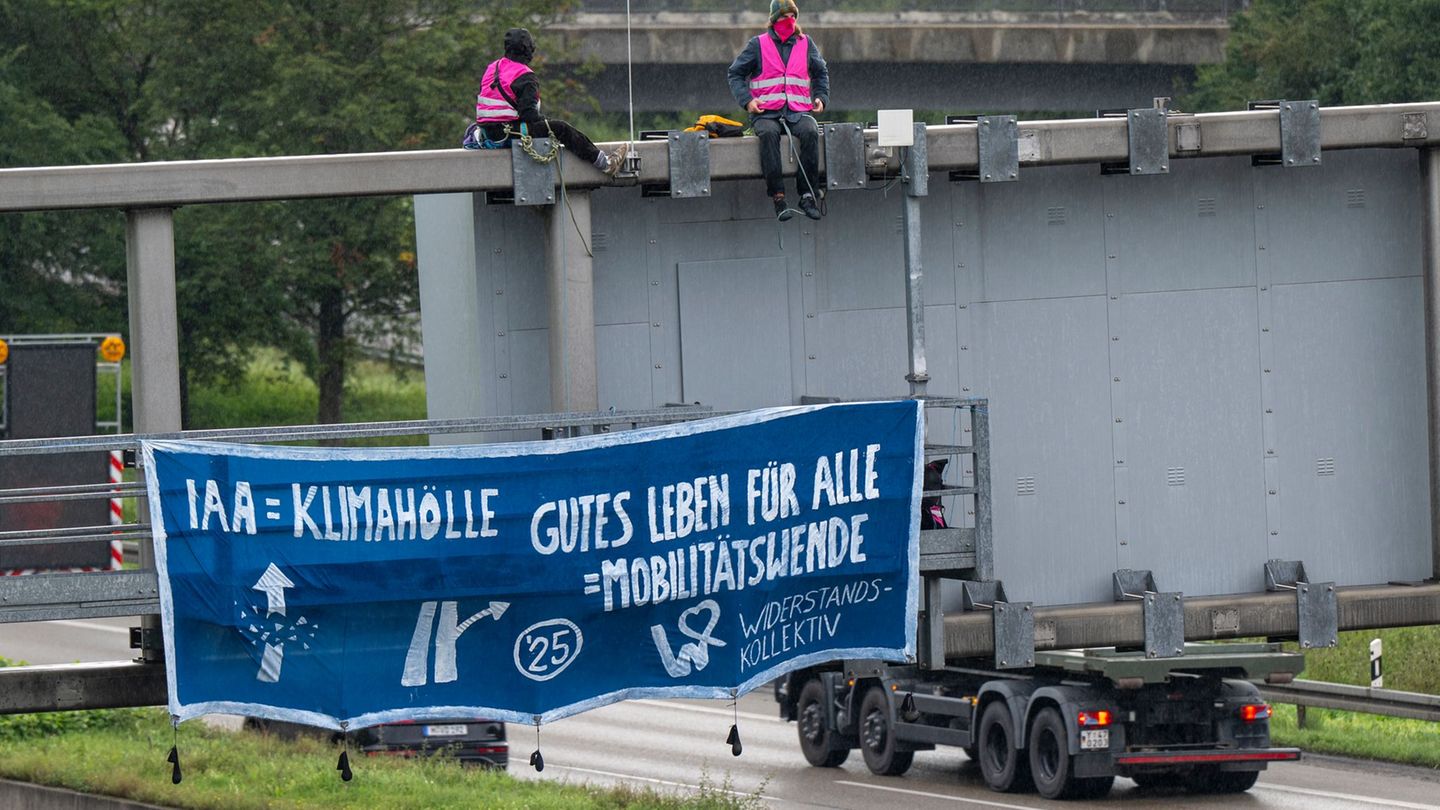Demonstrationen: Aktivisten blockieren Autobahnstrecke zur Messe IAA