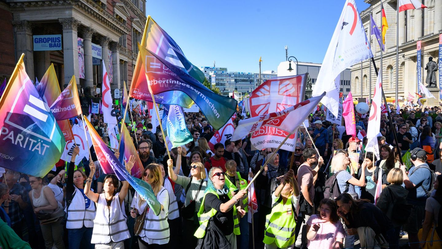 Finanzpolitik: 4.000 Menschen protestieren vor Parlament gegen Kürzungen