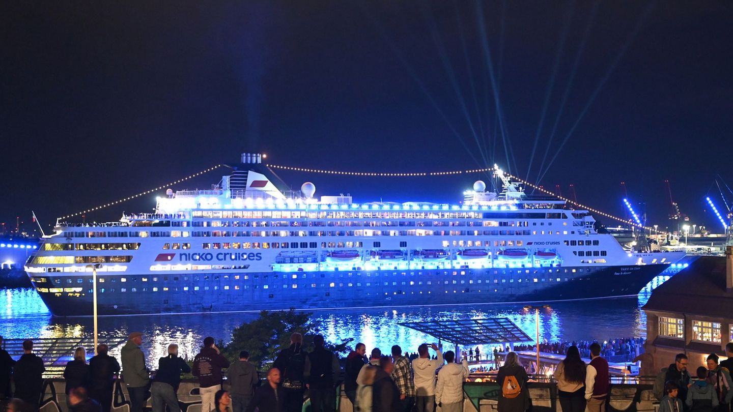 Buntes: Schiffsparade und Feuerwerk – Hamburg Cruise Days beginnen