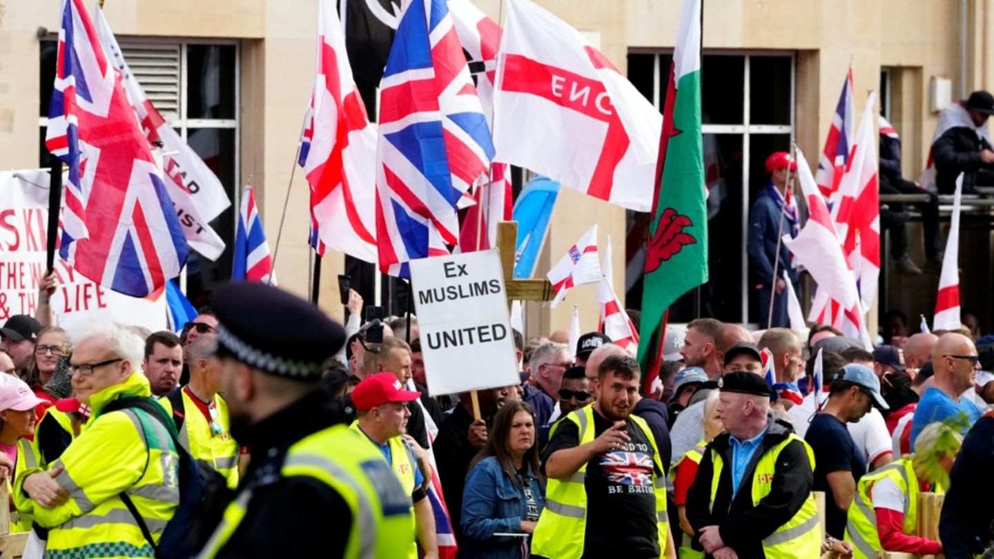 Rund 110.000 Menschen demonstrieren nach Aufruf des Rechtsextremen Tommy Robinson in London