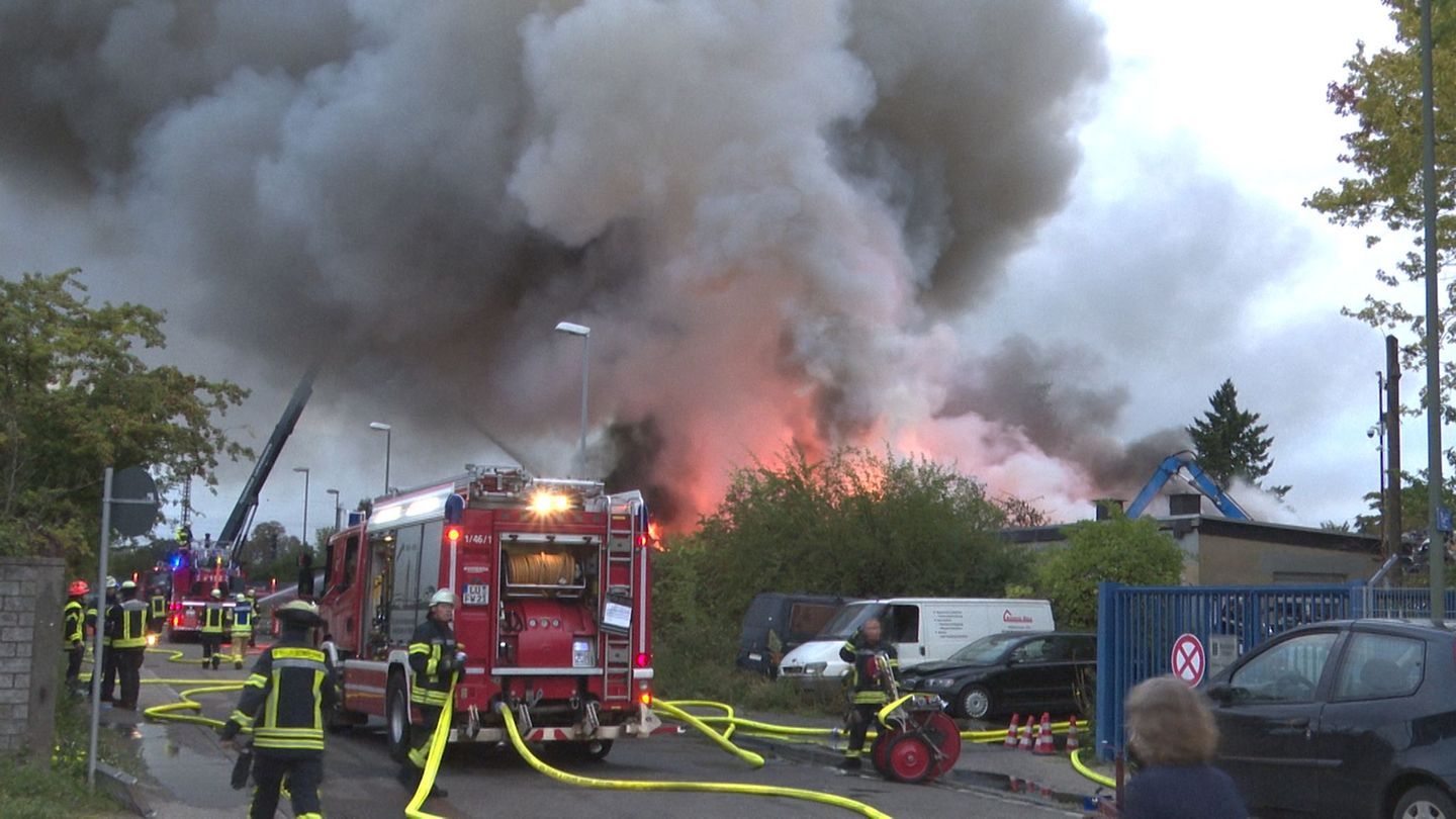 Feuerwehr warnt Anwohner: Großbrand auf Schrottplatz – Rauch hängt über Ludwigshafen