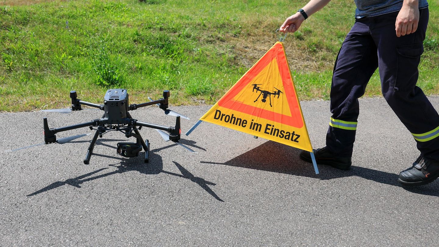 Verkehr: Autofahrer flieht nach Unfall mit Baum – Große Suche