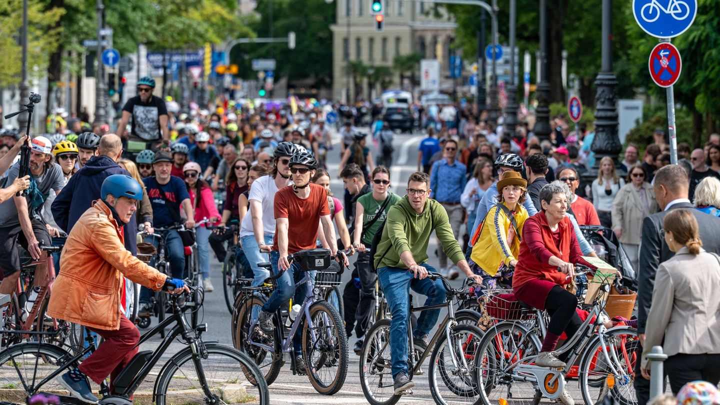 Verkehrspolizei ermittelt: Polizist bei Verkehrssperre von Autofahrerin angefahren