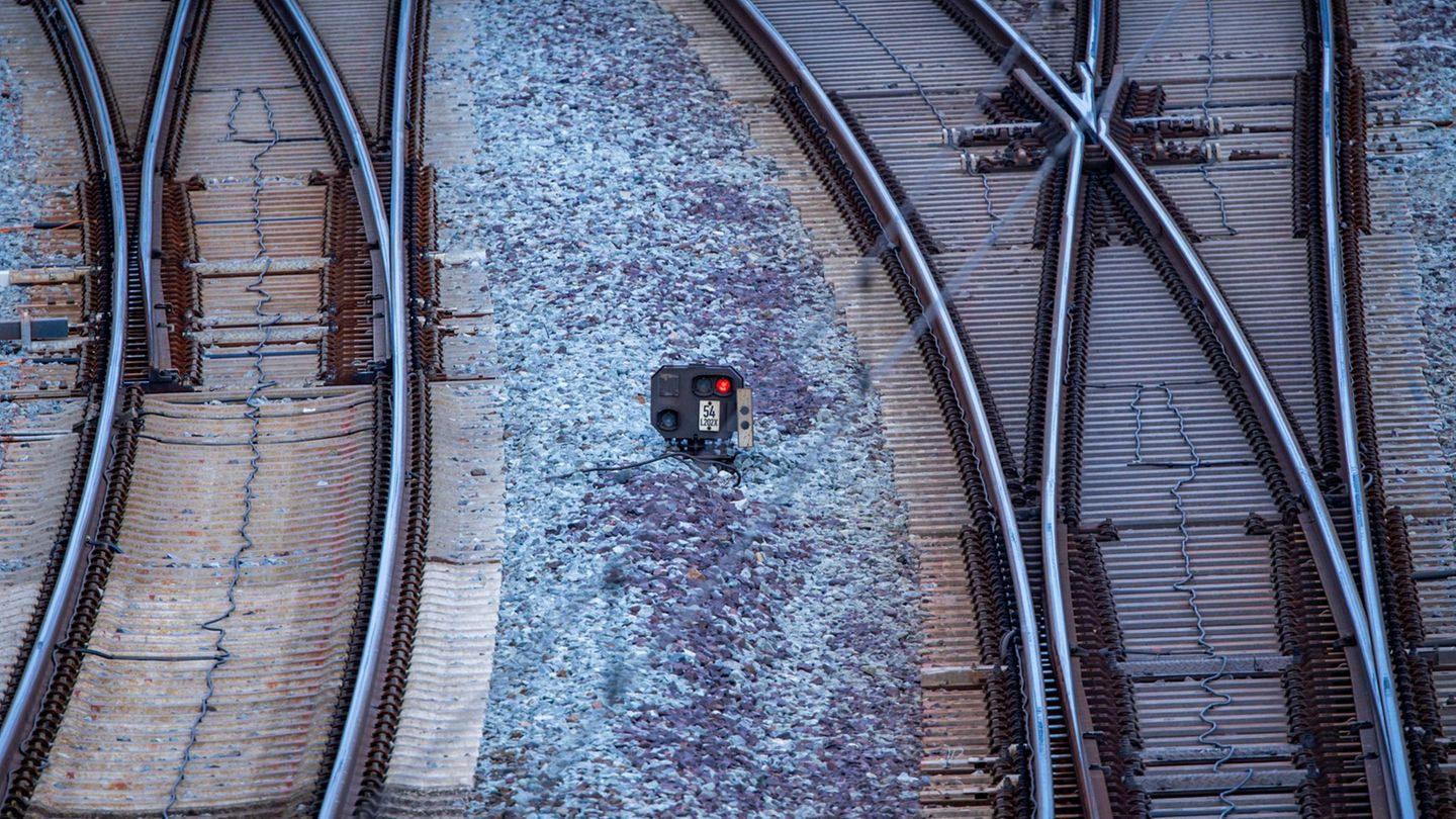 Brände: Brand an Stellwerk – Bahn spricht von „Vandalismusschäden“