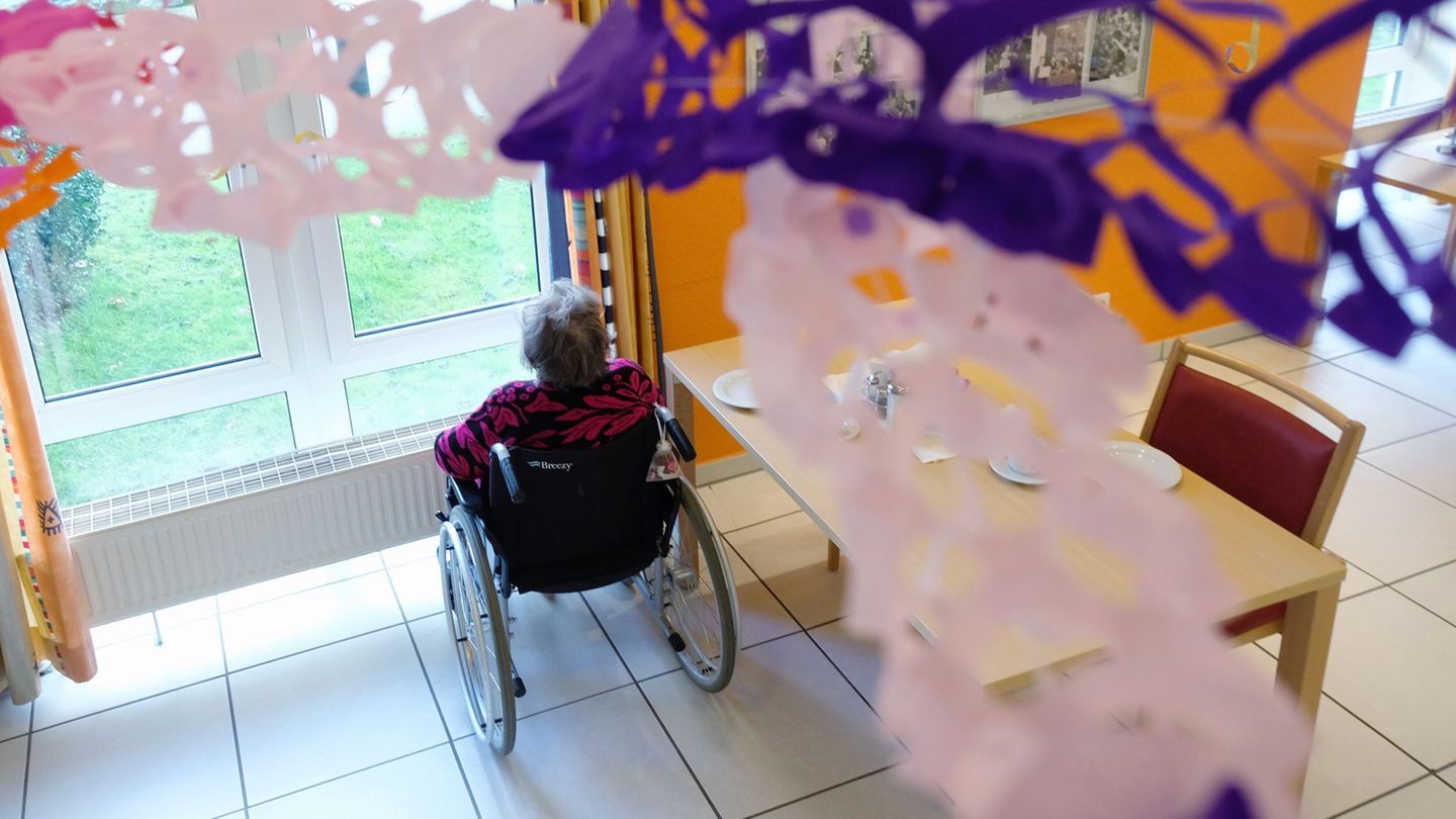 Pflege: Köpping besucht Projekt zu KI gegen Einsamkeit im Alter