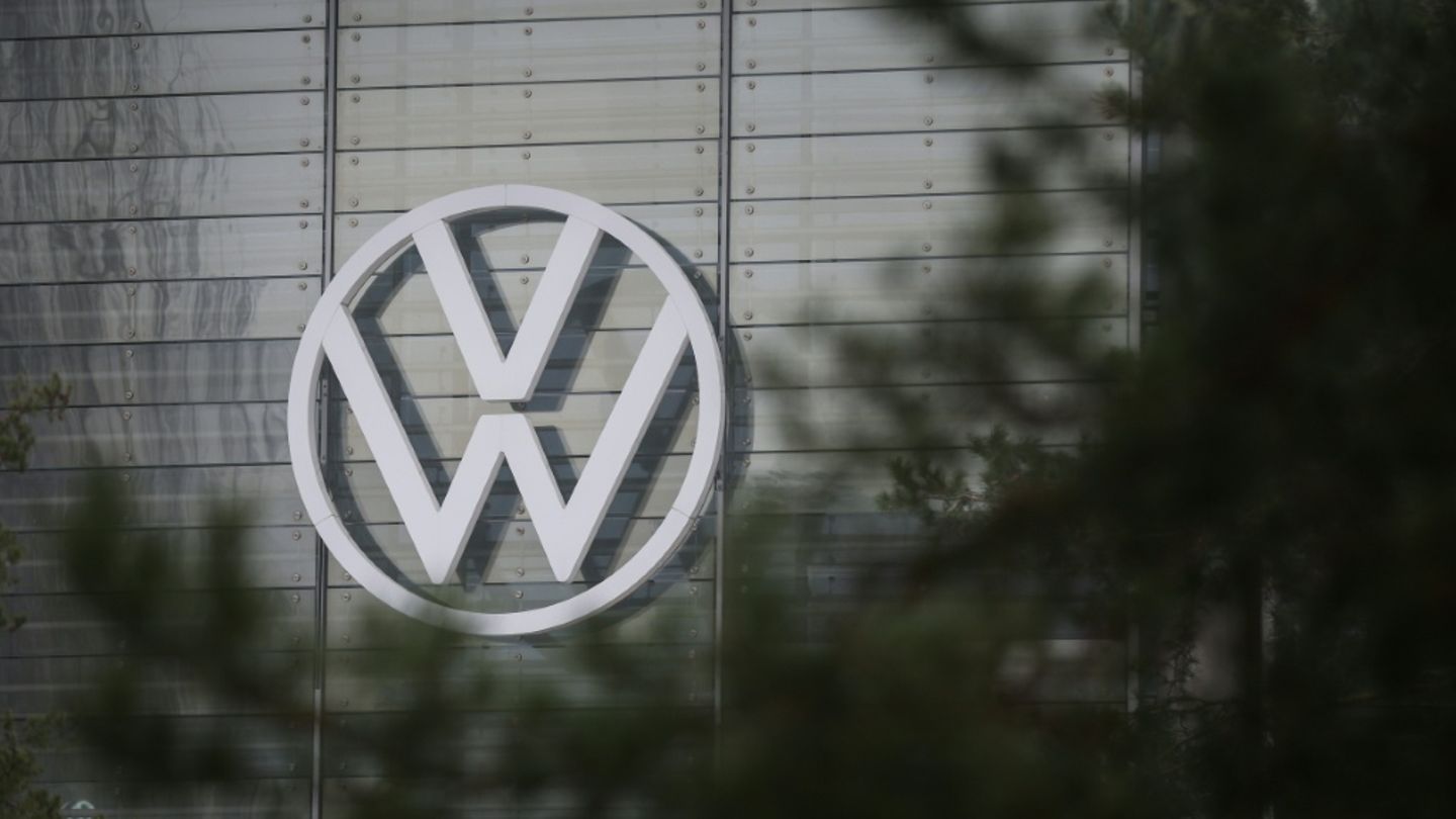 Porsche verschiebt Einführung von E-Modellen – VW senkt Jahresprognose erheblich