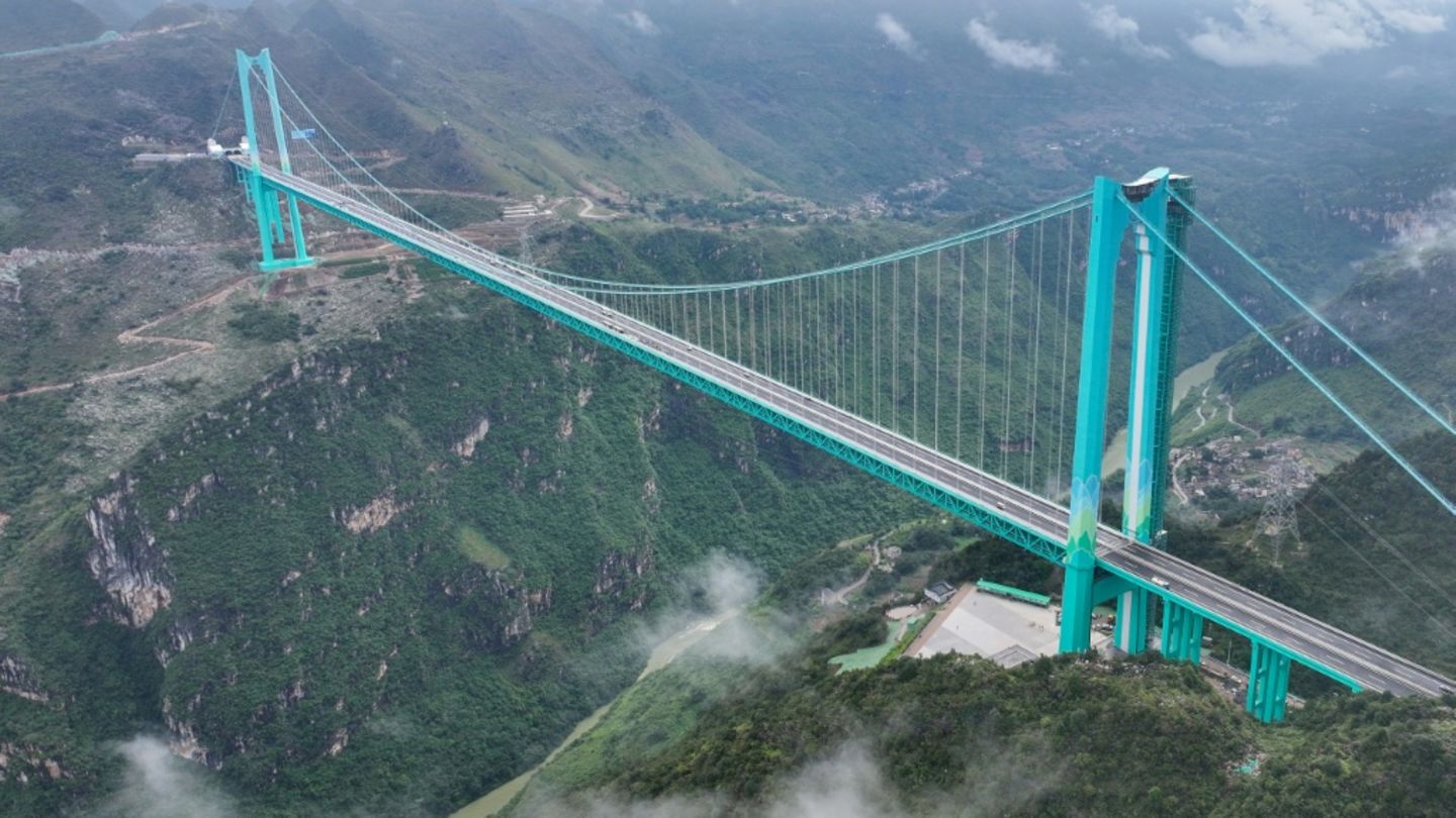 625 Meter über Schlucht: Höchste Brücke der Welt in China eröffnet