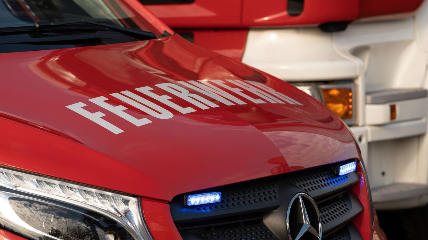 Feuerwehreinsatz: Bewohner bei Brand in Mehrfamilienhaus schwer verletzt