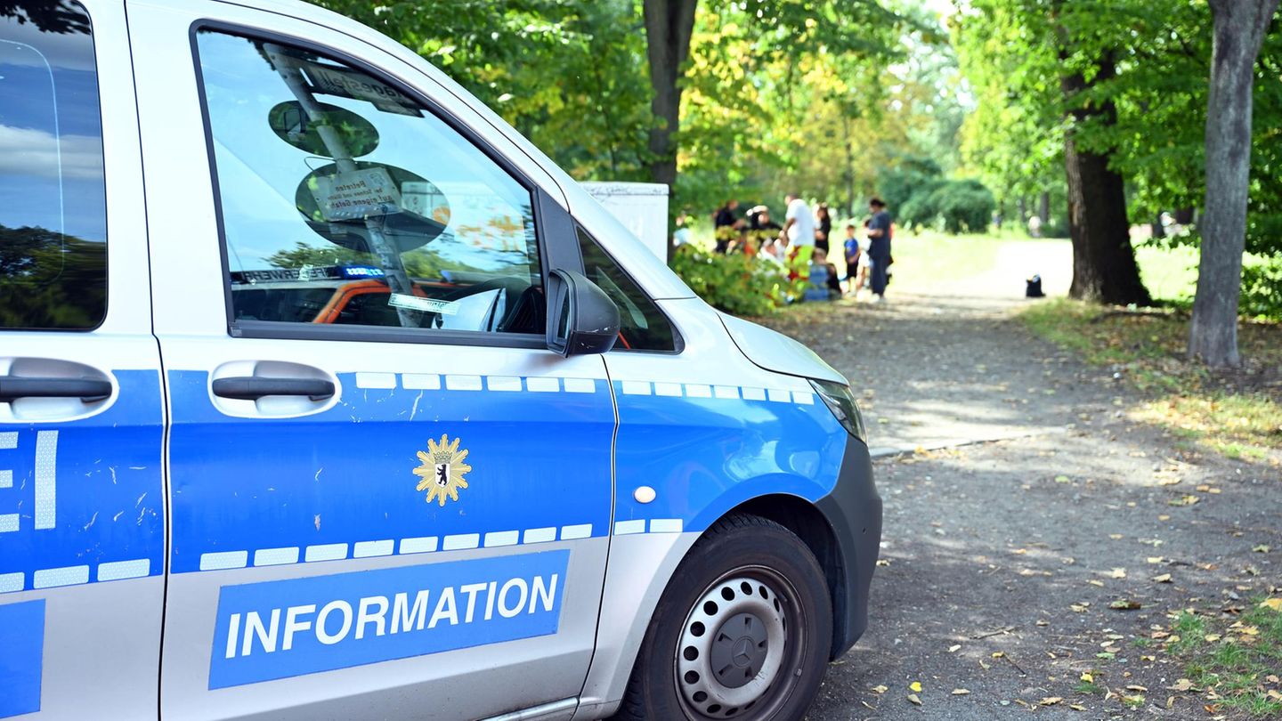 Berlin: Auto fährt in Menschengruppe – Betreuerin und drei Kinder verletzt