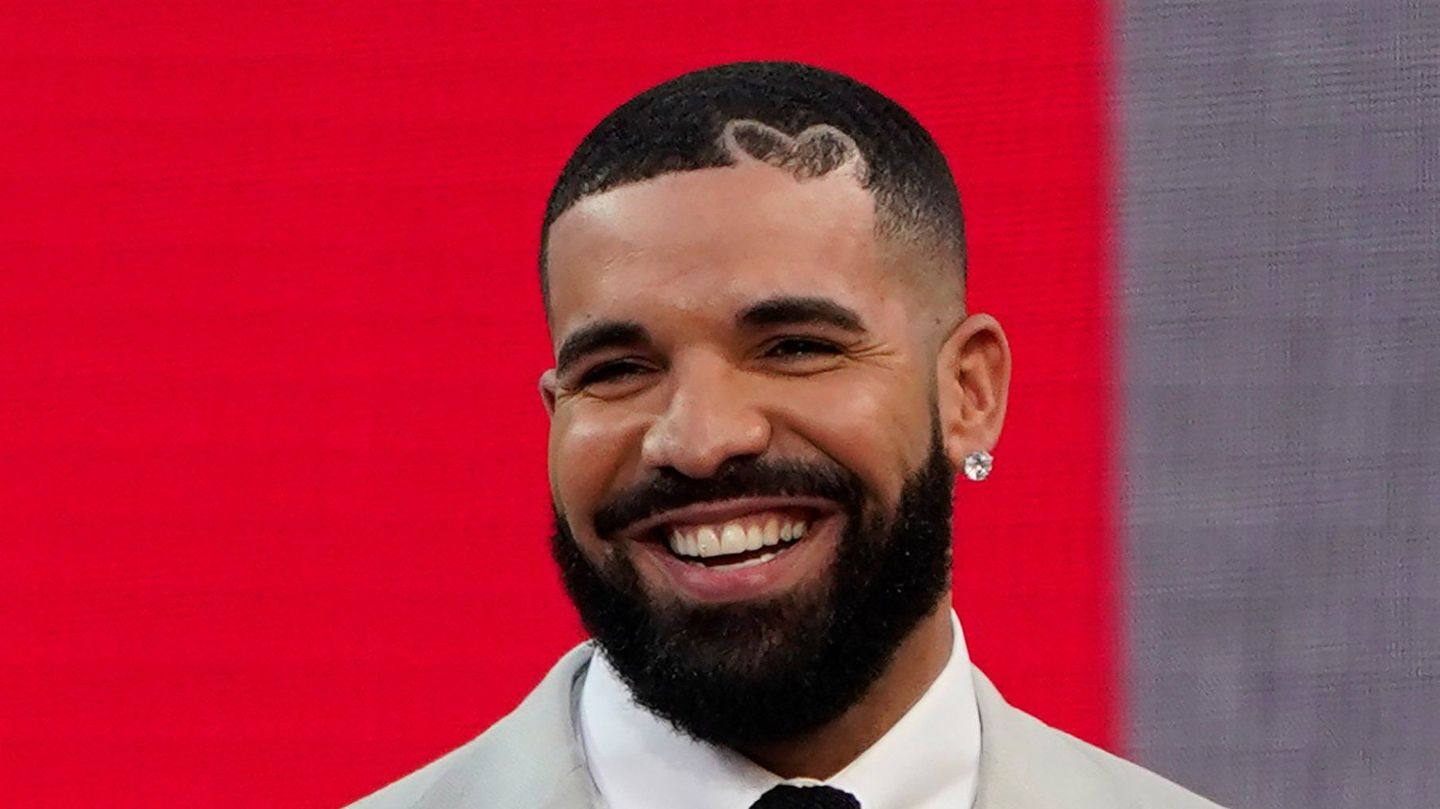 „Too hot to Hendl“: Superstar Drake feiert in schräger Latzhose auf der Wiesn