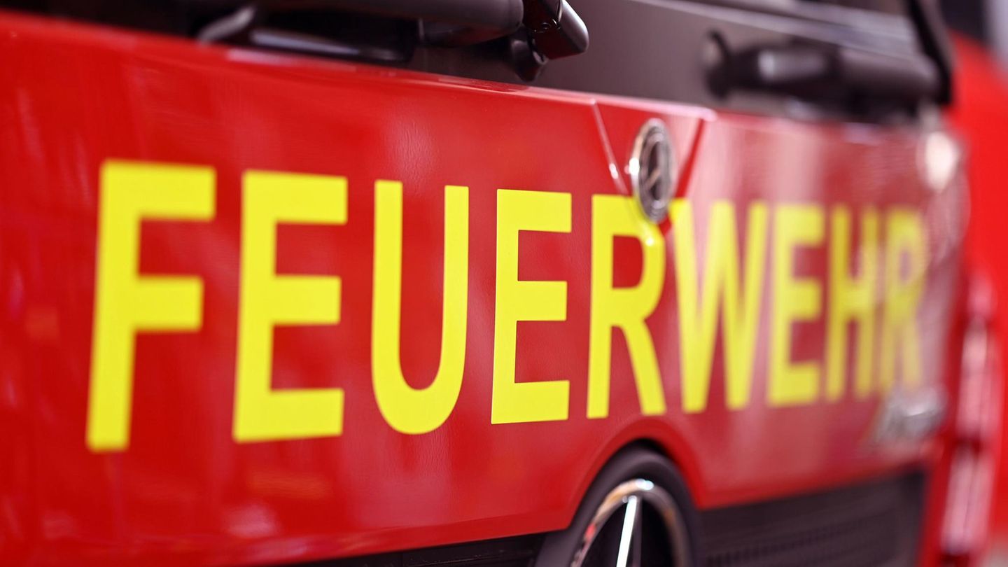 Saarpfalz-Kreis: 23 Feuerwehrleute befreien Kind aus Baumstumpf