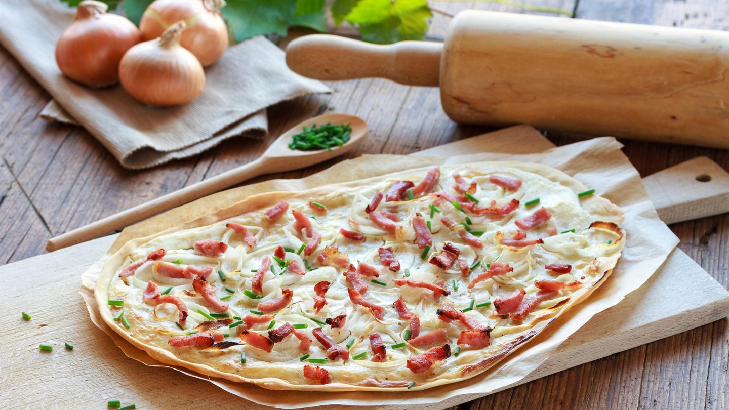 Tarte flambée: Flammkuchen ohne Hefe: So gelingt der Klassiker aus dem Elsass
