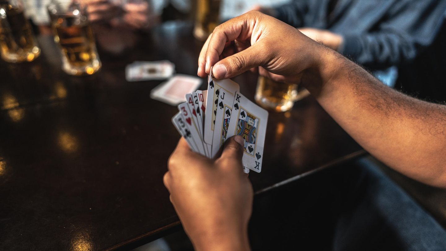 Spielzeit: In Kneipen, Parks & Co.: Diese Kartenspiele machen Stimmung – immer und überall