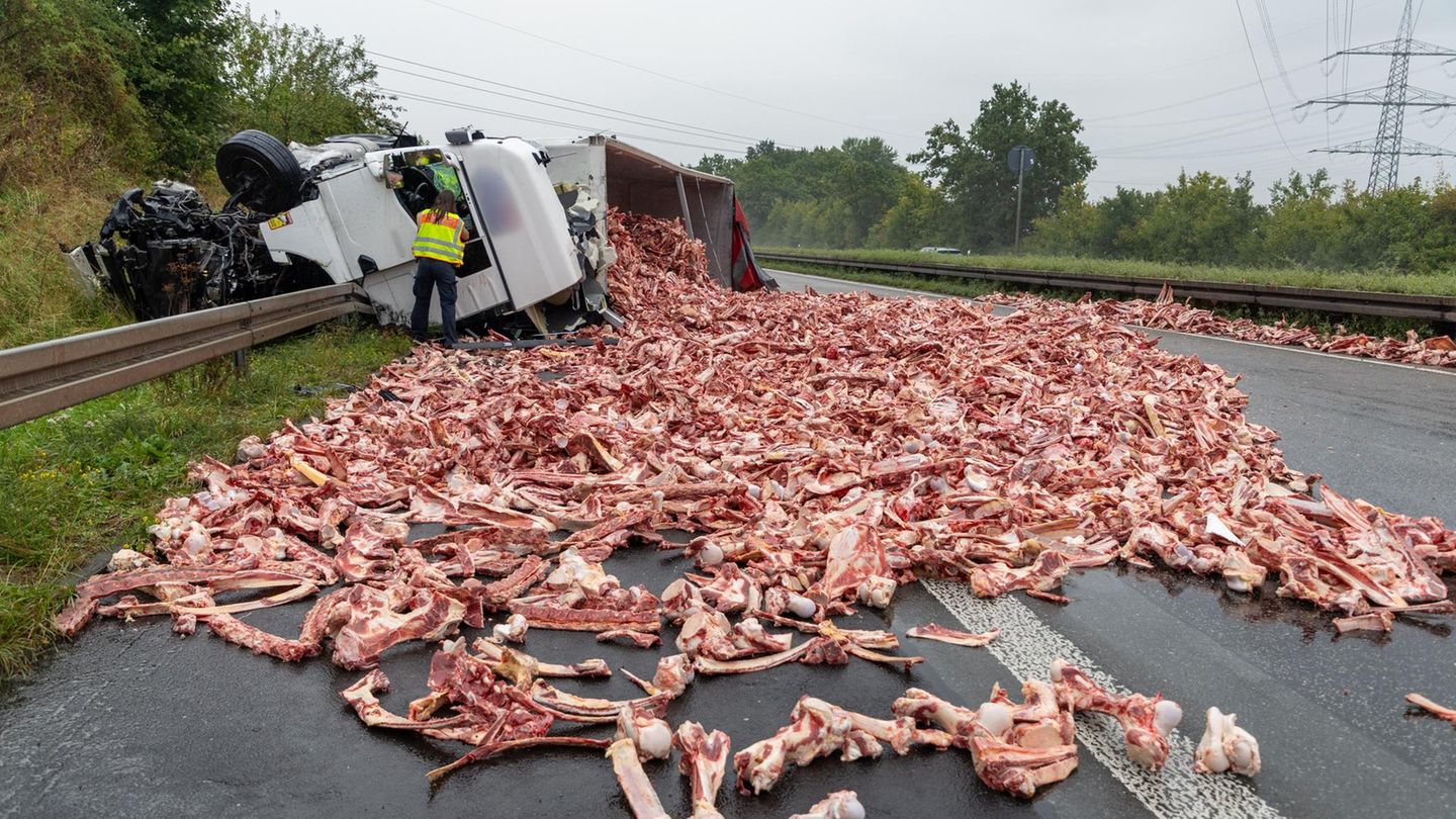 Bei Fulda: Lkw verteilen bei Unfall Fleischreste und Nuss-Nougat-Creme auf A7