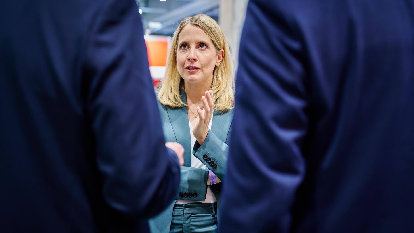 Nach Elternzeit-Ankündigung: Gegen „Tradwives am Herd“: Ministerin erhält unerwarteten Beistand