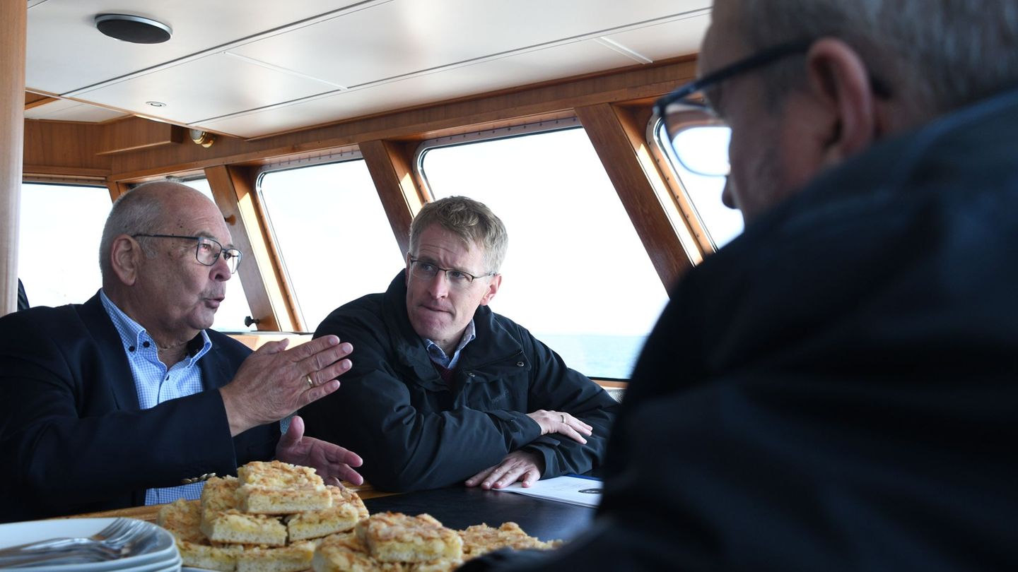 Ministerpräsident auf Sylt: Daniel Günther strebt Lösung für maroden Hafen auf Sylt an