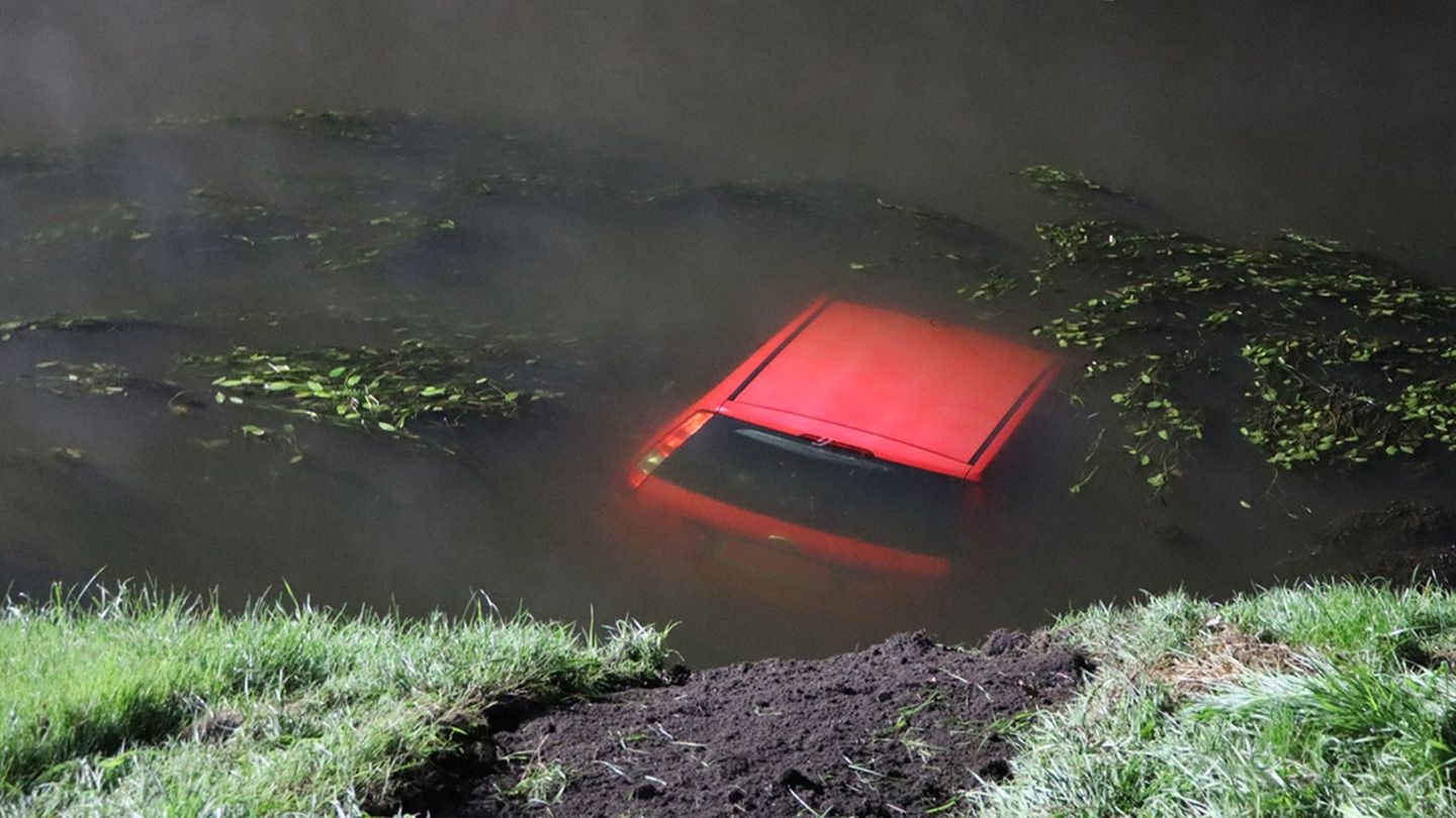 In Fluss gestürzt: Auto mit zwei Personen stürzt in die Emscher