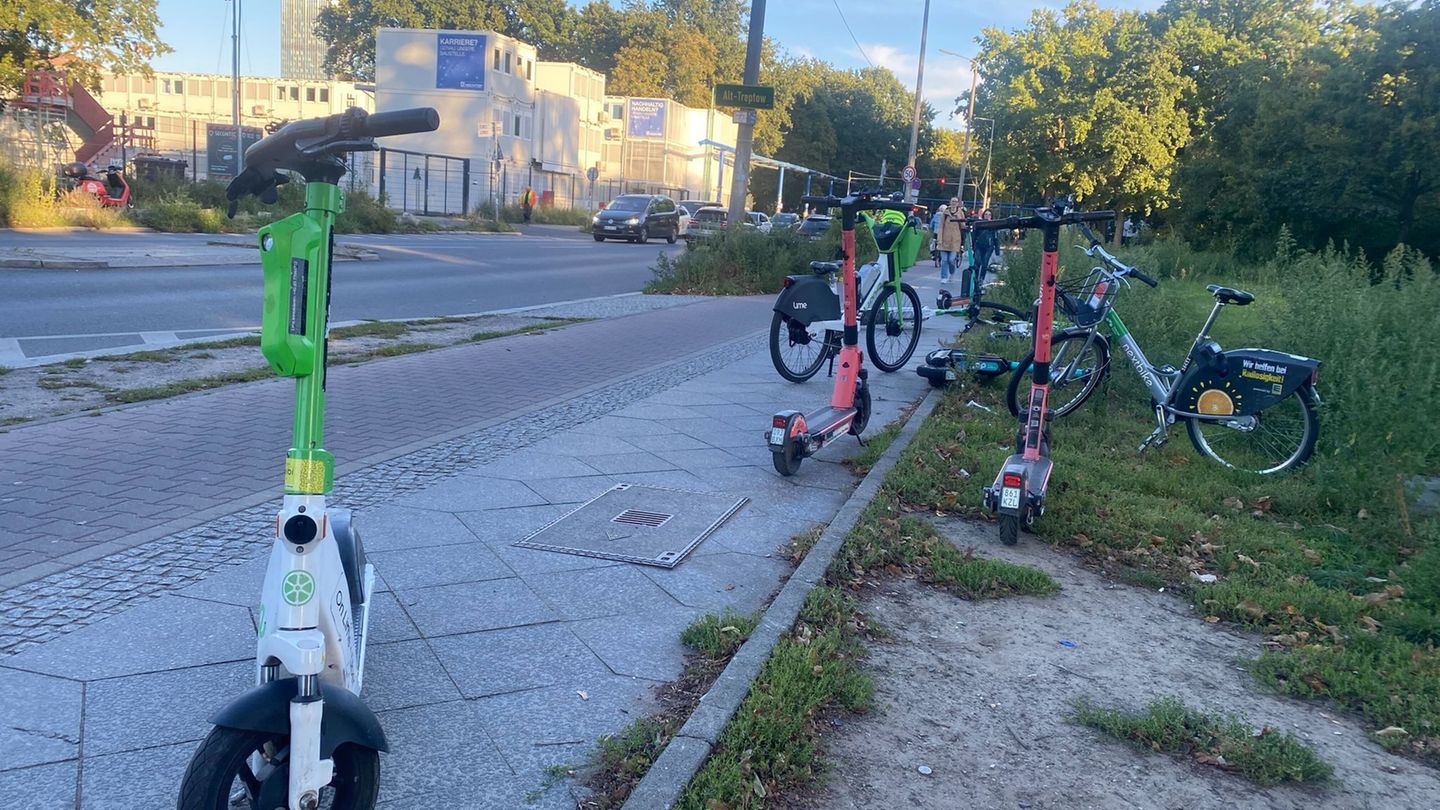 Chaos auf Gehwegen: Stolperrisiko E-Scooter: Klage gegen Land Berlin