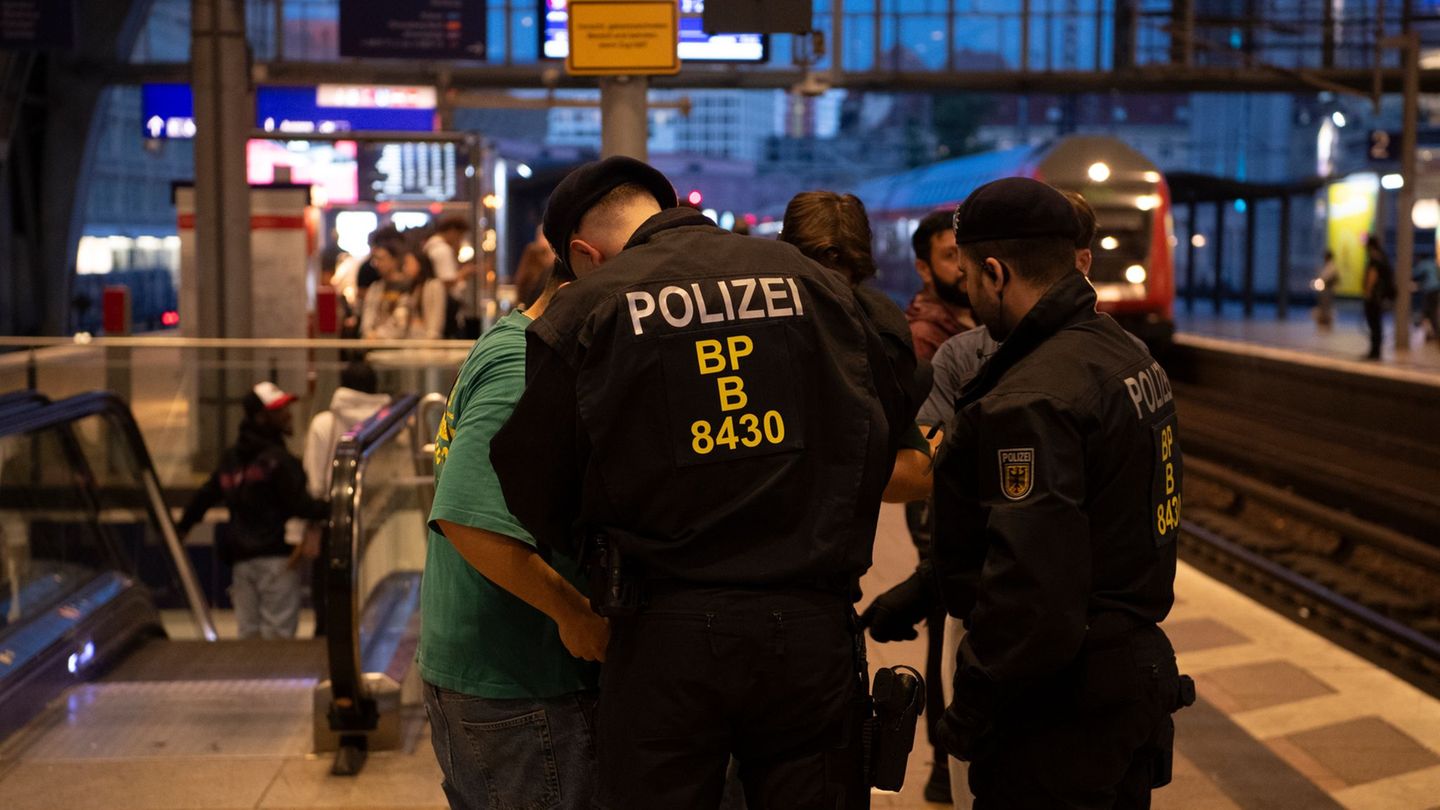 Verbot: Erneutes Waffenverbot in großen Berliner Bahnhöfen